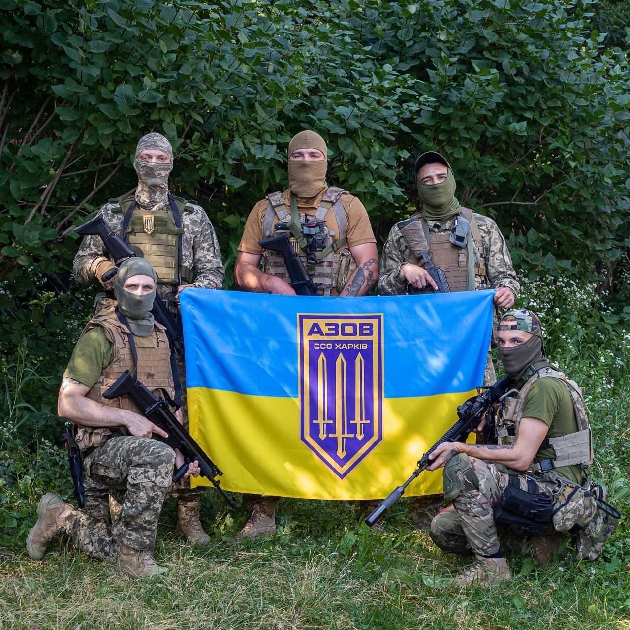 ПРОДАНО:  Стяг з підписами ССО “Азов” Харків