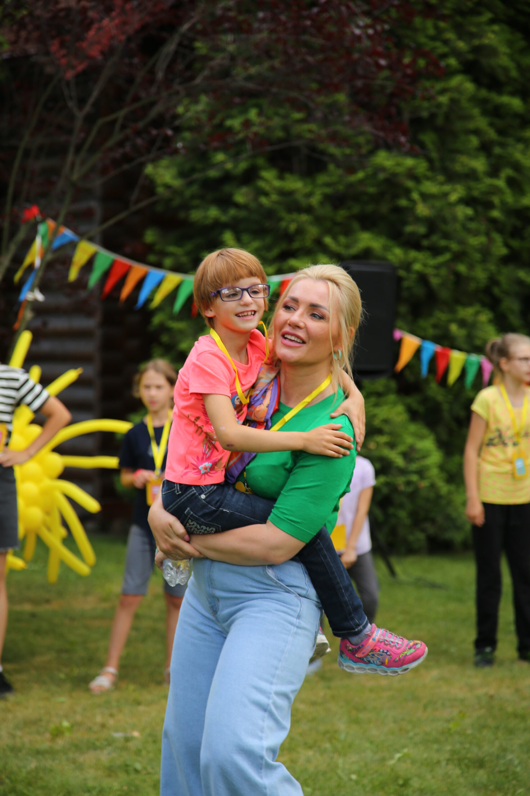 Всиновлення дітей, які втратили батьків на війні – матеріал від DW Ukrainian