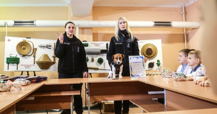У Запоріжжі разом із псом Патроном для дітей створюють посібник із протимінної безпеки: як працює це рішення